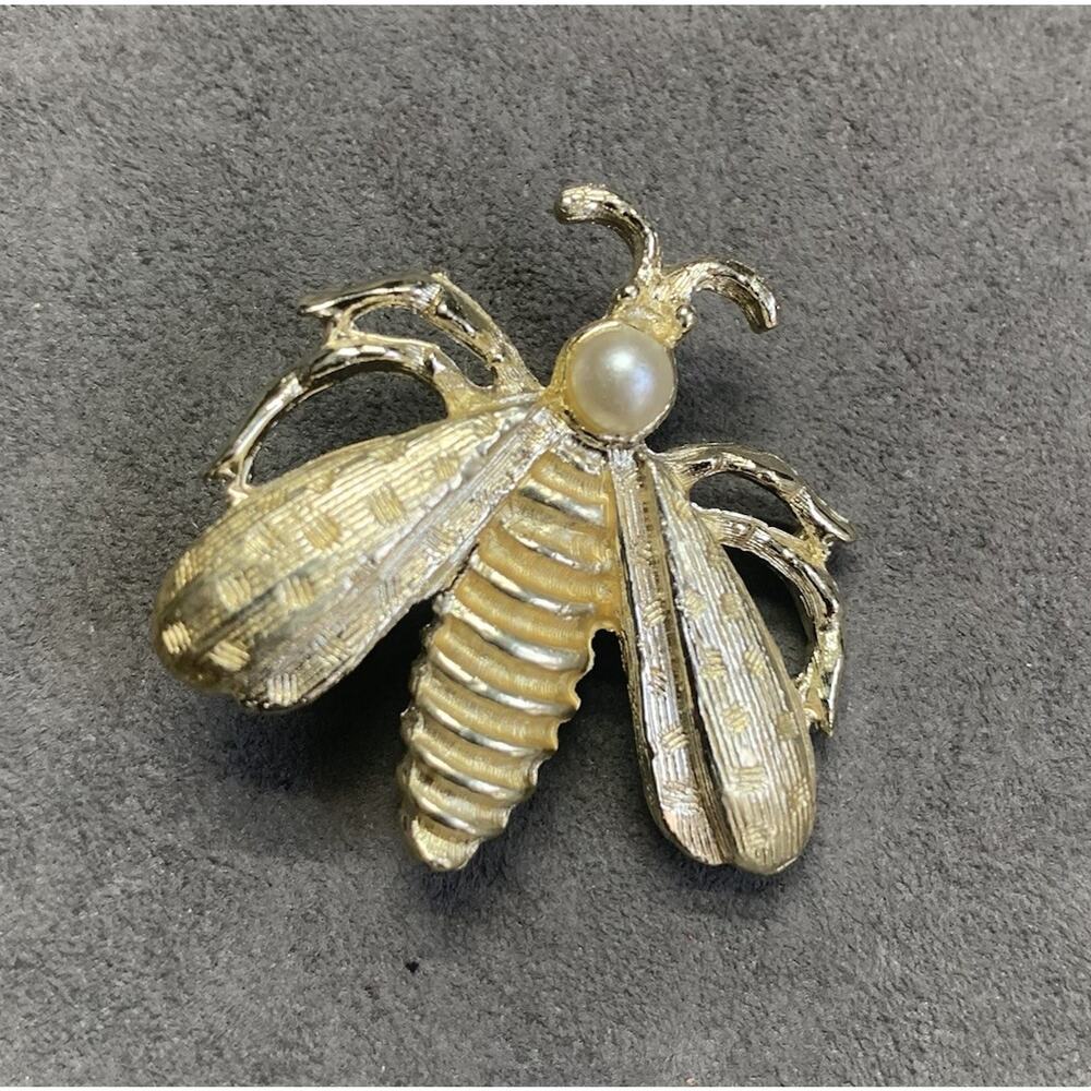 Vintage Bee Brooch Gold Tone In Flight Action 1.25” Textured Flying Insect Pin